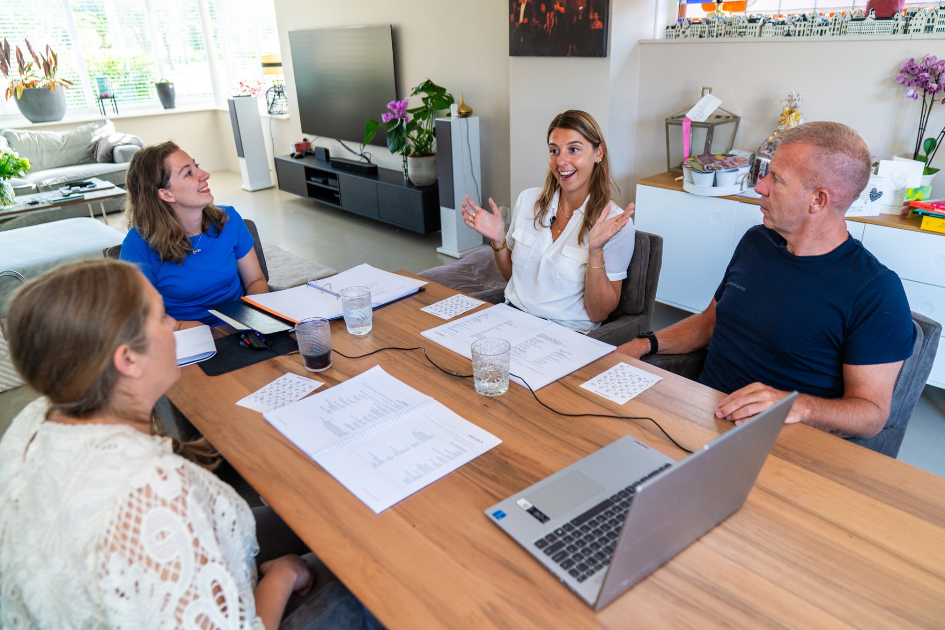 Zorgprofessionals in gesprek rond een tafel